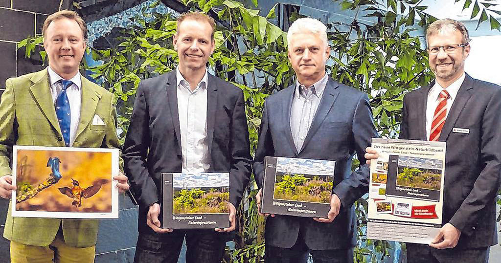 Stellten den neuen Natur-Bildband vor: Gustav Prinz zu Sayn-Wittgenstein-Berleburg, Uwe Haßler, Hartmut Schneider und Andreas Droese (v. l.). (SZ-Foto: Janina Althaus)