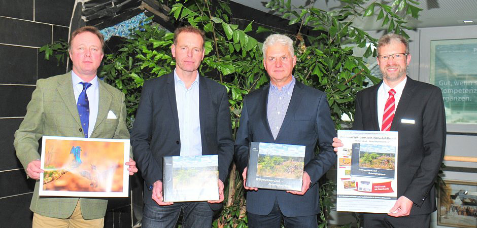 Gustav Prinz zu Sayn-Wittgenstein-Berleburg (links) präsentiert mit der Aufnahme von den Eisvögeln eines seiner Lieblingsmotive aus dem Bildband der Naturfotografen Hartmut Schneider und Uwe Haßler, den die Autoren mit Unterstützung ihres Arbeitgebers Sparkasse Wittgenstein vertreiben. Vorstandsmitglied Andreas Droese (rechts) freut sich über die Kooperation. (WP-Foto: Lars-Peter Dickel)